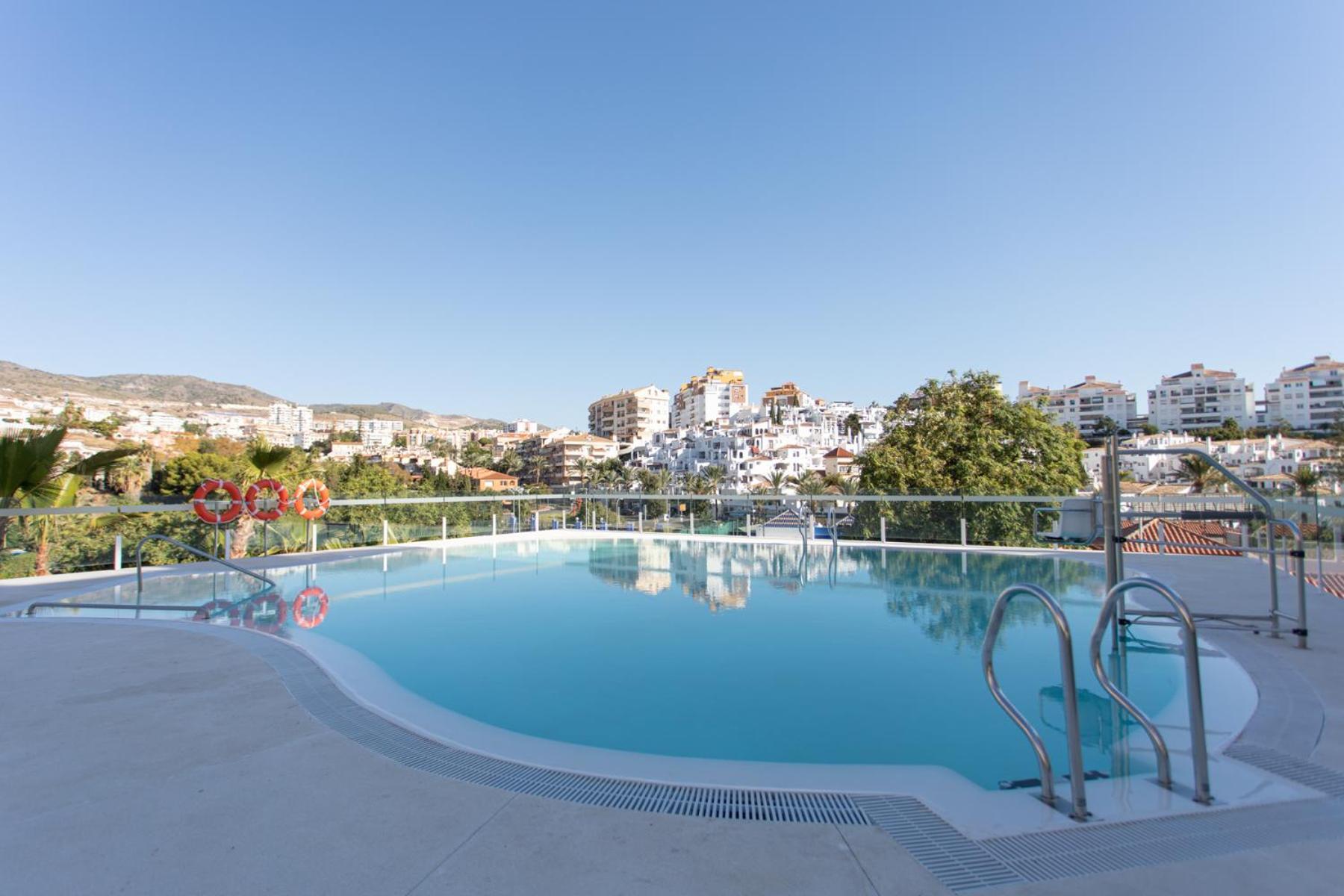 2 Bedroom Luxury In Apartment Benalmádena